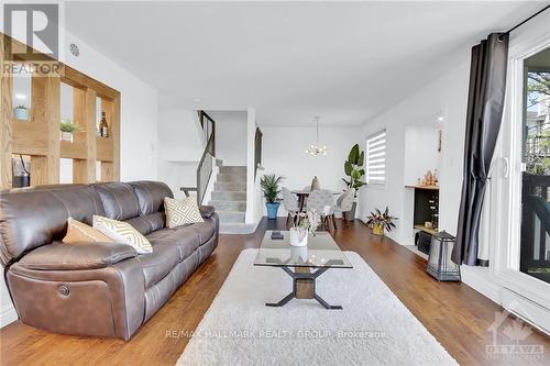 1014 Tanguay Court, Ottawa, ON - Indoor Photo Showing Living Room