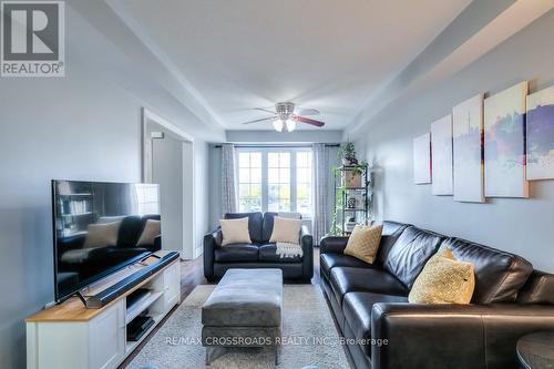 35 Oates Drive, Toronto, ON - Indoor Photo Showing Living Room