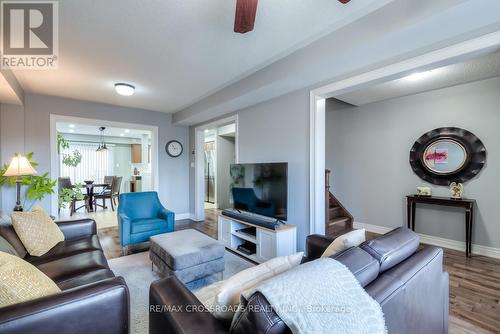 35 Oates Drive, Toronto, ON - Indoor Photo Showing Living Room