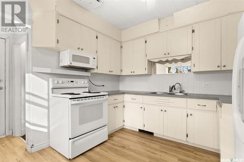 1424 Forget Street, Regina, SK - Indoor Photo Showing Kitchen With Double Sink