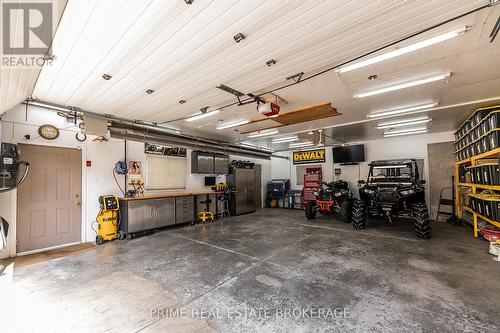 34 Southview Place, London, ON - Indoor Photo Showing Garage