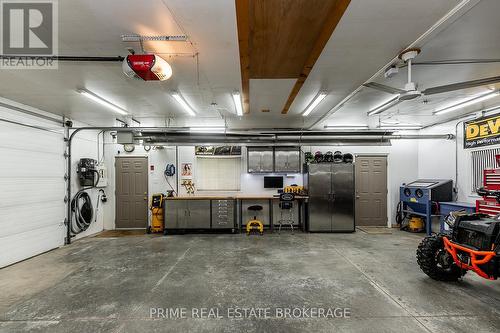 34 Southview Place, London, ON - Indoor Photo Showing Garage