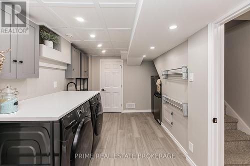 34 Southview Place, London, ON - Indoor Photo Showing Laundry Room