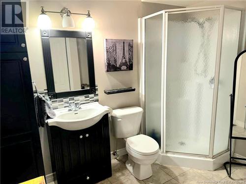 28 Glebe Avenue, Pointe-Du-Chêne, NB - Indoor Photo Showing Bathroom