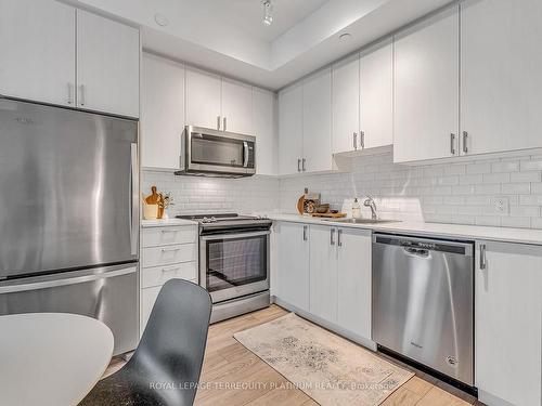 367-60 Ann O'Reilly Rd, Toronto, ON - Indoor Photo Showing Kitchen With Stainless Steel Kitchen With Upgraded Kitchen