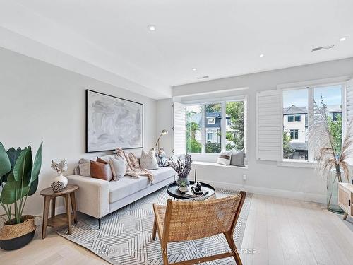 118-208 Niagara St, Toronto, ON - Indoor Photo Showing Living Room