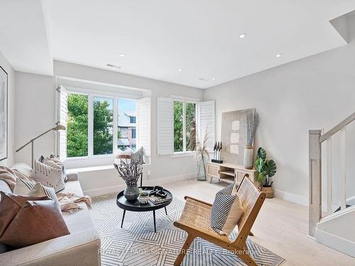 118-208 Niagara St, Toronto, ON - Indoor Photo Showing Living Room