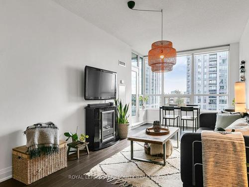 611-30 North Park Rd, Vaughan, ON - Indoor Photo Showing Living Room With Fireplace