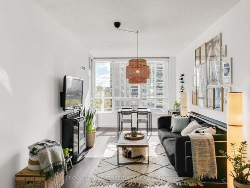 611-30 North Park Rd, Vaughan, ON - Indoor Photo Showing Living Room