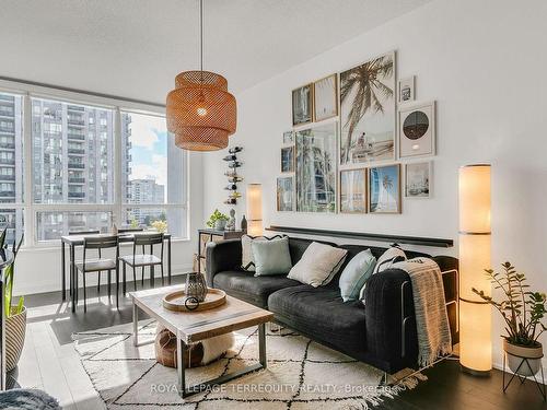 611-30 North Park Rd, Vaughan, ON - Indoor Photo Showing Living Room