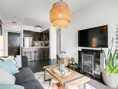 611-30 North Park Rd, Vaughan, ON - Indoor Photo Showing Living Room With Fireplace