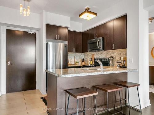 611-30 North Park Rd, Vaughan, ON - Indoor Photo Showing Kitchen With Stainless Steel Kitchen With Double Sink With Upgraded Kitchen