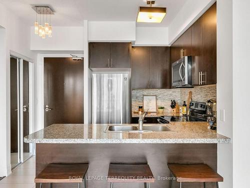 611-30 North Park Rd, Vaughan, ON - Indoor Photo Showing Kitchen With Stainless Steel Kitchen With Double Sink With Upgraded Kitchen