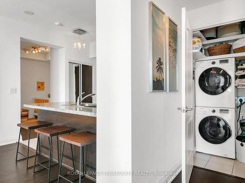 611-30 North Park Rd, Vaughan, ON - Indoor Photo Showing Laundry Room