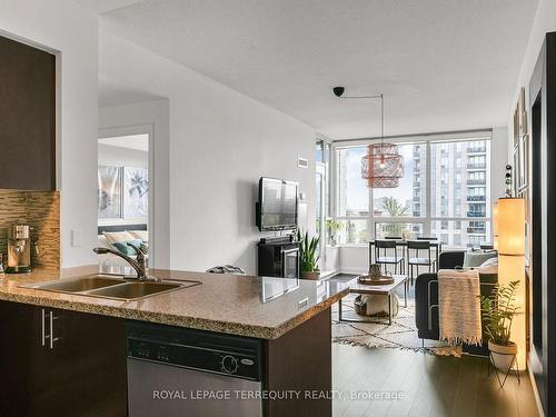 611-30 North Park Rd, Vaughan, ON - Indoor Photo Showing Kitchen With Double Sink