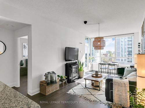 611-30 North Park Rd, Vaughan, ON - Indoor Photo Showing Living Room With Fireplace