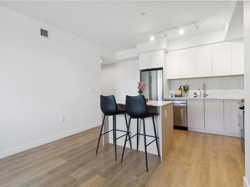 513-1115 Johnson St, Victoria, BC - Indoor Photo Showing Kitchen