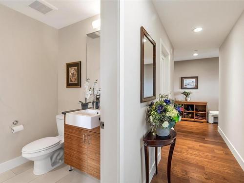 403-3234 Holgate Lane, Colwood, BC - Indoor Photo Showing Bathroom