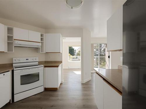 301C-4678 Elk Lake Dr, Saanich, BC - Indoor Photo Showing Kitchen