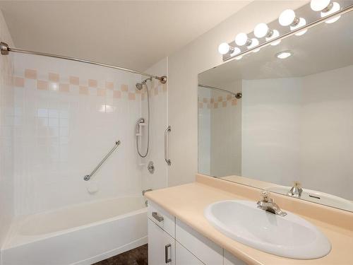 301C-4678 Elk Lake Dr, Saanich, BC - Indoor Photo Showing Bathroom