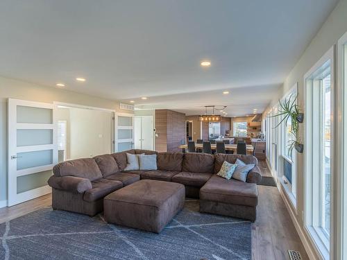 2109 Garymede Drive, Kamloops, BC - Indoor Photo Showing Living Room