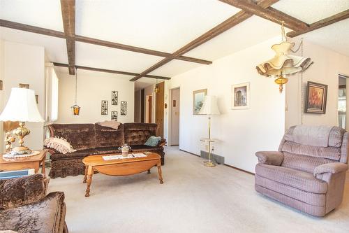 11 Caro Road, Kelowna, BC - Indoor Photo Showing Living Room