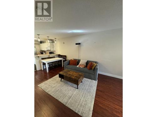 3093 5238 Rochester Avenue, Coquitlam, BC - Indoor Photo Showing Living Room