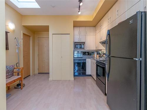 521-409 Swift St, Victoria, BC - Indoor Photo Showing Kitchen