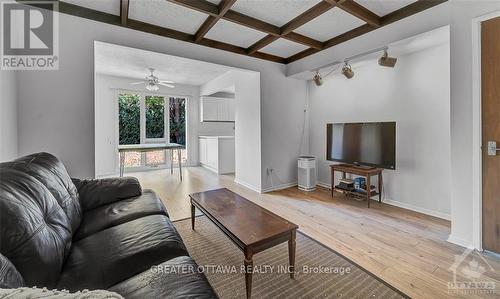 15 Rutherford Crescent, Ottawa, ON - Indoor Photo Showing Living Room