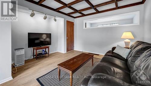 15 Rutherford Crescent, Ottawa, ON - Indoor Photo Showing Living Room