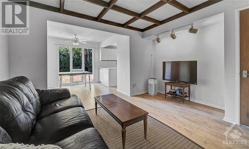 15 Rutherford Crescent, Ottawa, ON - Indoor Photo Showing Living Room