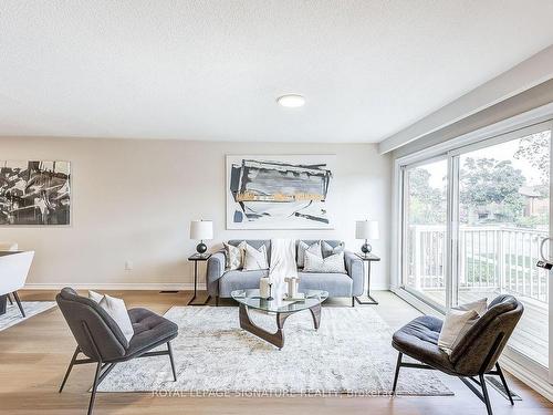 316 Cherokee Blvd, Toronto, ON - Indoor Photo Showing Living Room