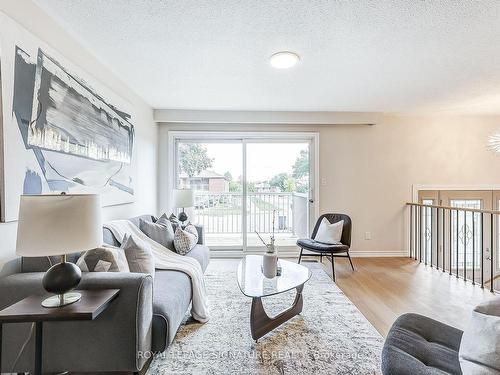 316 Cherokee Blvd, Toronto, ON - Indoor Photo Showing Living Room