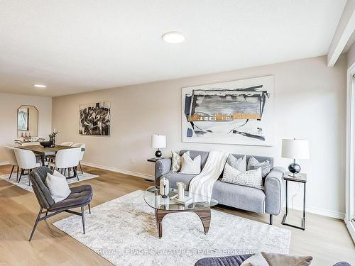 316 Cherokee Blvd, Toronto, ON - Indoor Photo Showing Living Room