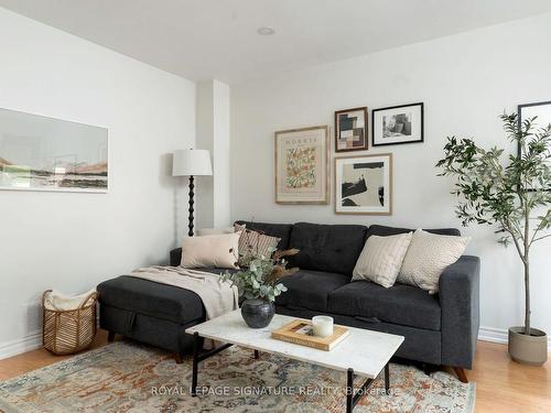 413 Melita Cres, Toronto, ON - Indoor Photo Showing Living Room