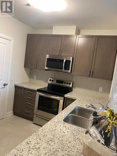 709 - 5917 Main Street, Whitchurch-Stouffville, ON - Indoor Photo Showing Kitchen With Stainless Steel Kitchen With Double Sink With Upgraded Kitchen