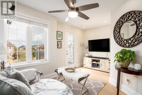 3482 Hideaway Place, Mississauga, ON - Indoor Photo Showing Living Room