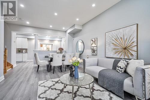 6605 Jazzy Mews, Mississauga, ON - Indoor Photo Showing Living Room