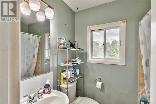 14 Craig Street, Perth, ON - Indoor Photo Showing Bathroom