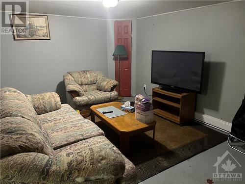 12 Craig Street, Perth, ON - Indoor Photo Showing Living Room