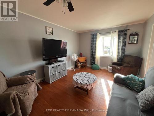 136 Kimberly Avenue, Timmins, ON - Indoor Photo Showing Living Room