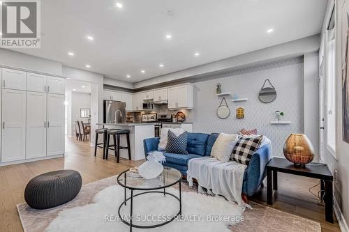 5399 Festival Drive, Mississauga, ON - Indoor Photo Showing Living Room