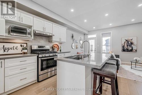 5399 Festival Drive, Mississauga, ON - Indoor Photo Showing Kitchen With Upgraded Kitchen