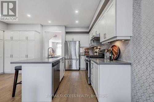 5399 Festival Drive, Mississauga, ON - Indoor Photo Showing Kitchen With Upgraded Kitchen