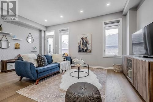 5399 Festival Drive, Mississauga, ON - Indoor Photo Showing Living Room