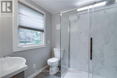 7575 Biddulph Street, Lambton Shores (Port Franks), ON - Indoor Photo Showing Bathroom