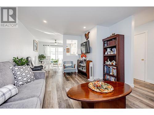 185 Taylor Road Unit# 4, Kelowna, BC - Indoor Photo Showing Living Room