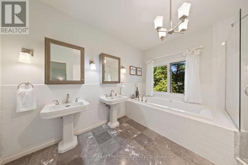 257 Roseland Crescent, Burlington, ON - Indoor Photo Showing Bathroom