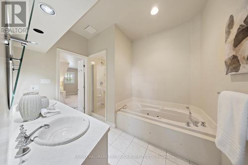 257 Roseland Crescent, Burlington, ON - Indoor Photo Showing Bathroom