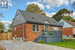 11 DUNCOMBE DRIVE  Hamilton, ON L9A 2E9